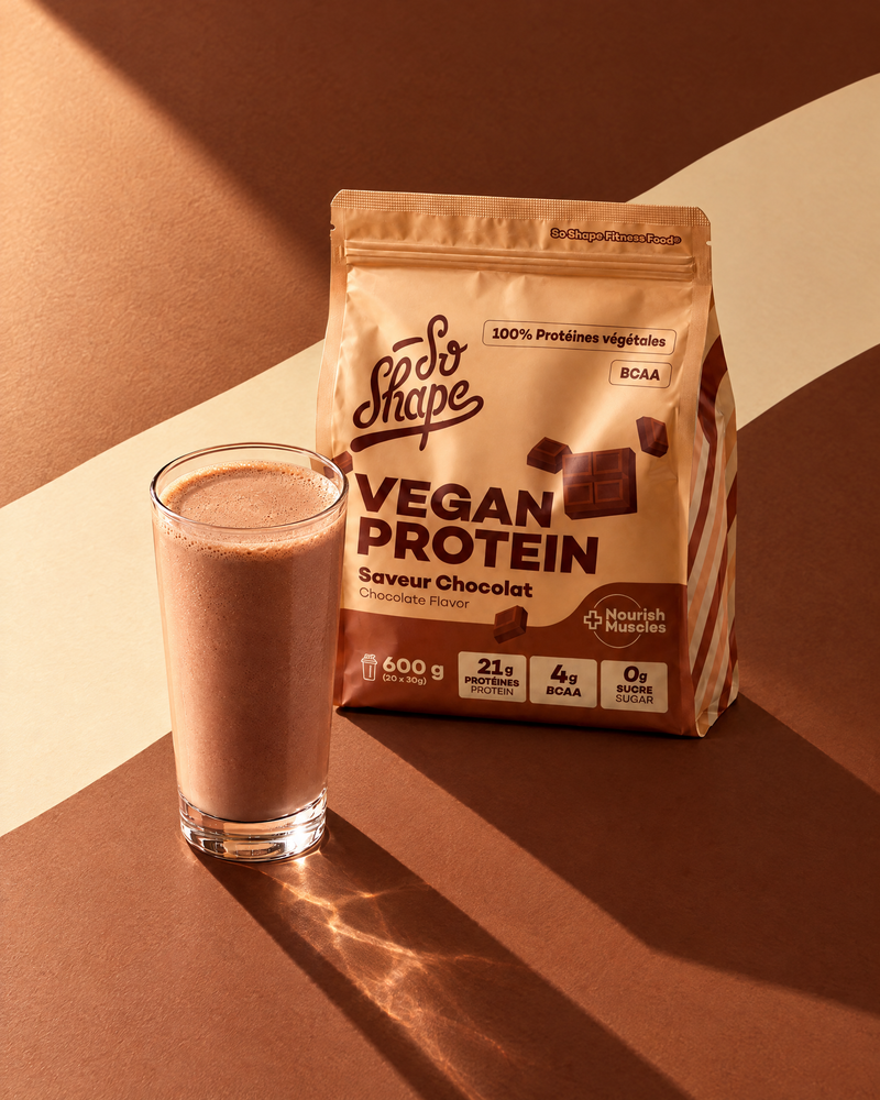 Un shake protéiné au chocolat et le sachet Vegan Protein