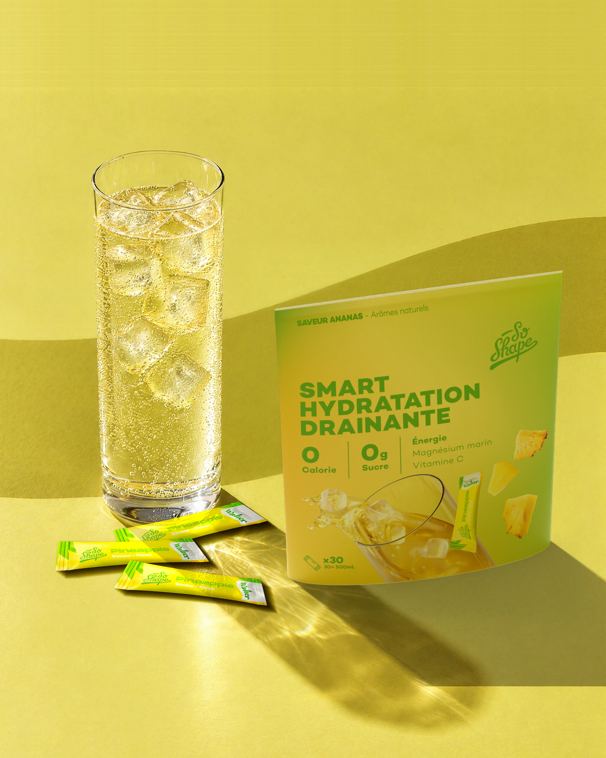 Le sachet Walter Ananas et un verre d’eau aromatisée