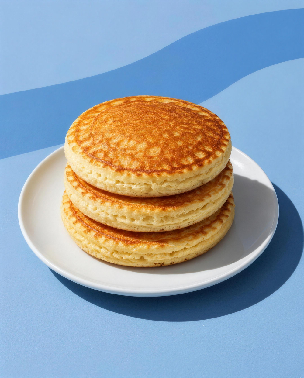 Trois pancakes protéinés dans une assiette