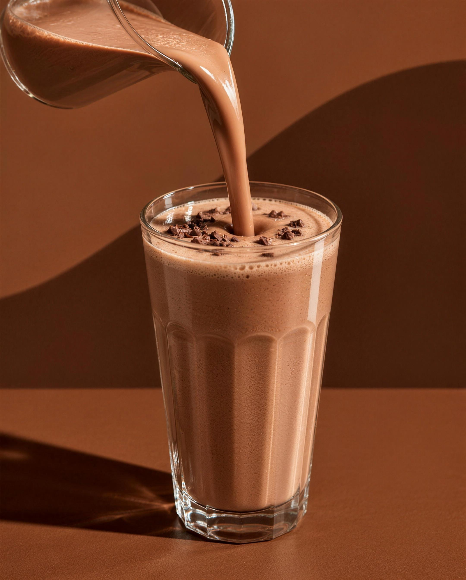 Un shake au chocolat versé dans un verre